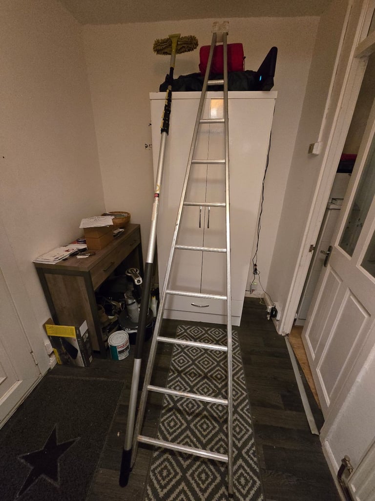 A frame window cleaning ladder