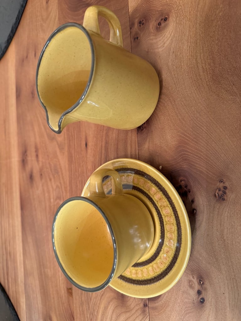 Dinner Service of Franciscan Honeycomb stoneware, made in England. Vintage 1970's