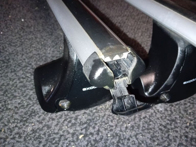THULE AERO ROOF BARS FOR FORD CMAX, COMPLETE WITH FITTING KIT, LOCKS AND KEYS