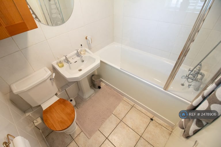 1 bedroom flat in Cooper Close, London, SE1 (1 bed) (#2478906)