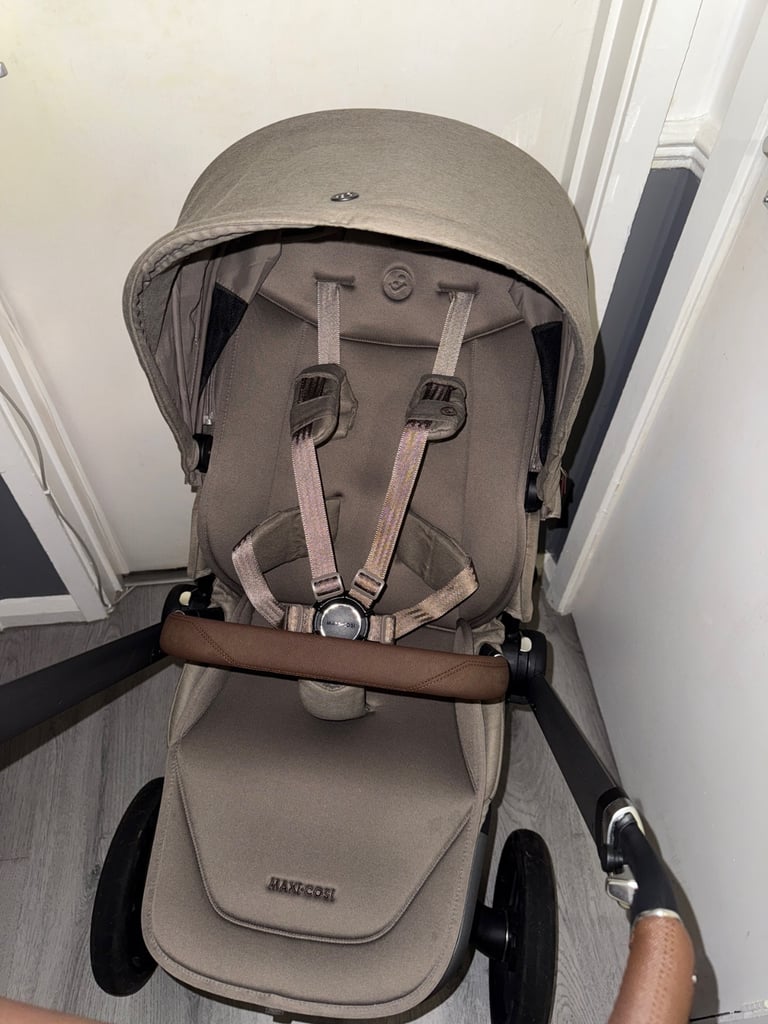 Full Maxi Cosi travel system 