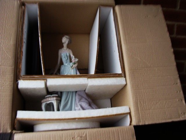 Lladro - Lady Figurine - Really a Beautiful Piece - as per attached