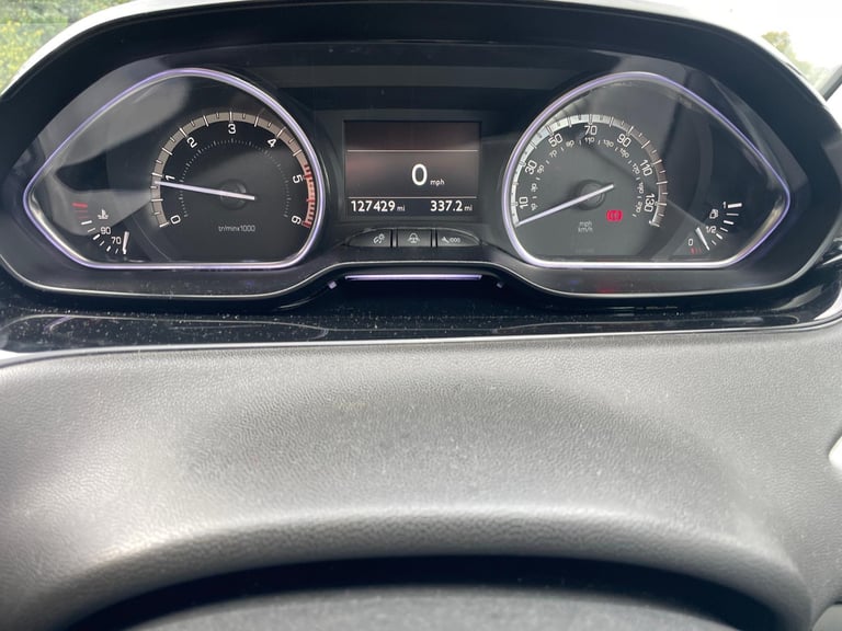 Peugeot, 208, Hatchback, 2015, Manual, 1560 (cc), 5 doors