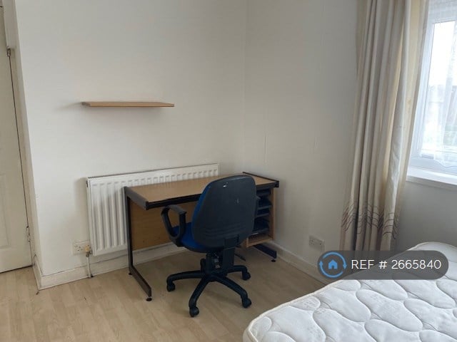 6 bedroom house in Maytree Close, Guildford, GU1 (6 bed) (#2665840)