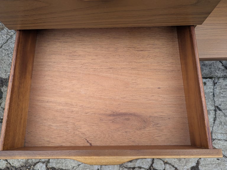 VINTAGE DRESSING TABLE/BEDROOM UNIT - FREE DELIVERY!