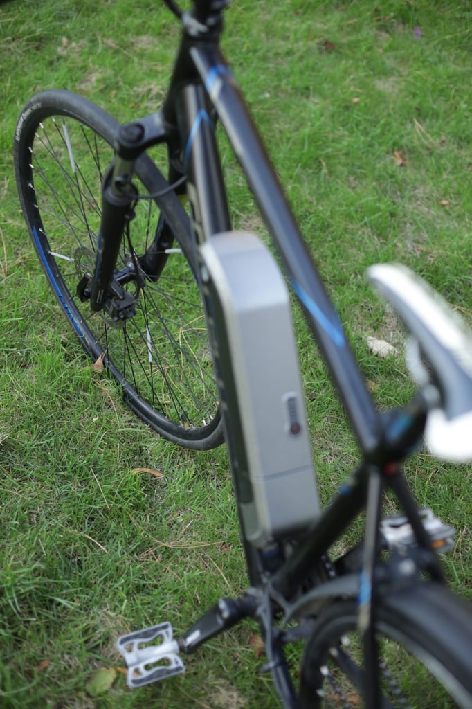 Carrera Crossfire E Electric Hybrid Bike 700C Shimano Altus SR Suntour HESC + Extras