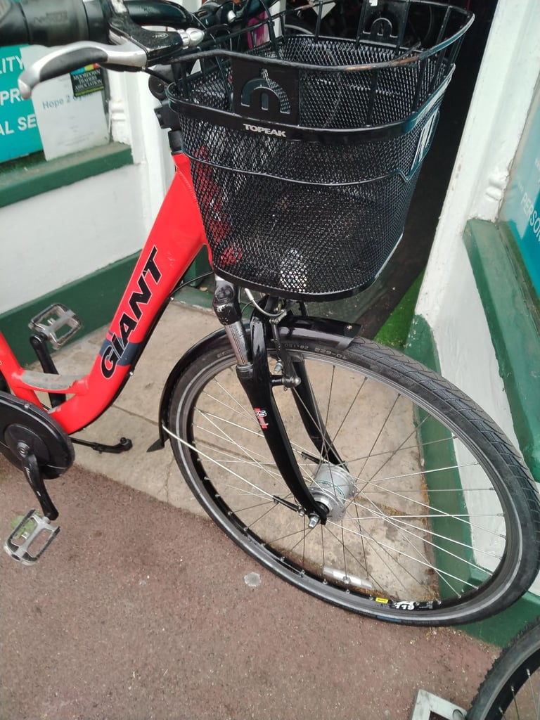 QUALITY GIANT TOWN BIKE, BASKET FULLY SERVICED 