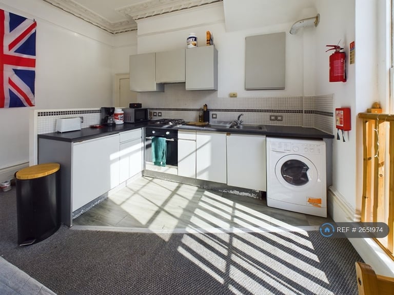 image for 2 bedroom flat in Clarence Street, Gloucester, GL1 (2 bed) (#2651974)