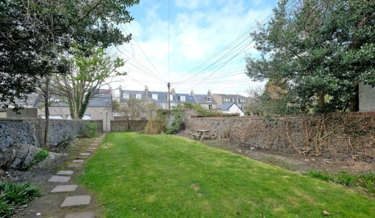 Bright and airy 2 bedroom modern furnished flat great location