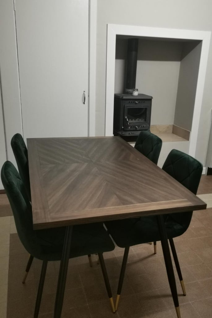 Excellent stylish dinning table and x4 matching chairs 