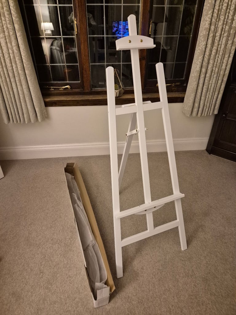 Artists studio display easel