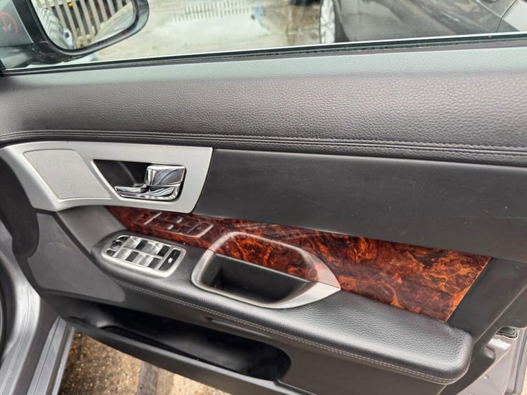 JAGUAR XF 2.2d Luxury Auto Euro 5 (s/s) 4dr 2011