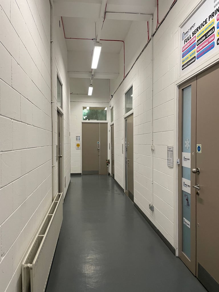 Whole ground floor of mezzanine studio to rent near Finsbury Park & the Arsenal Stadium, N7. 