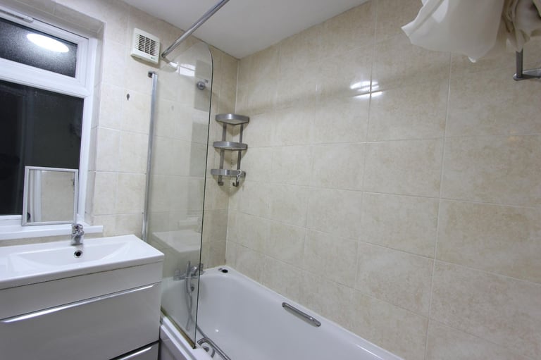E6 Spacious GROUND FLOOR 1 bed flat with PRIVATE GARDEN. AVAILABLE NOW. Ideal for EAST HAM