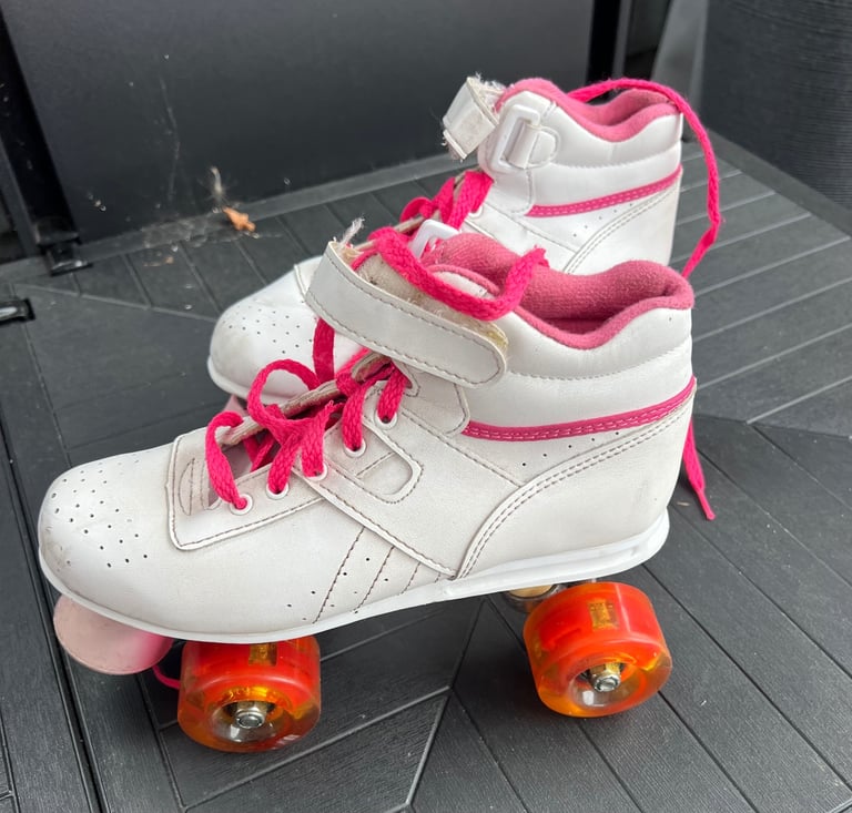 Girls Roller Skates. Size 4.  LIGHT UP WHEELS
