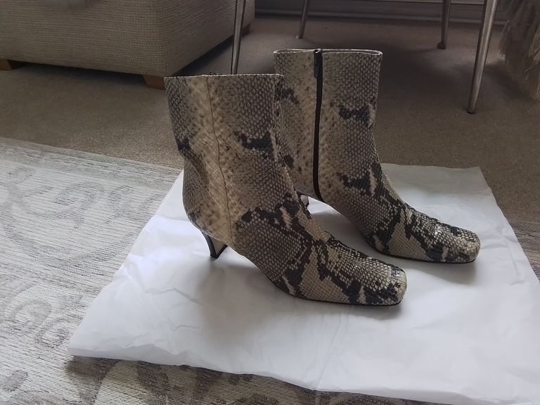 Boots By Russell & Bromley In Snakeskin Leather Size 8