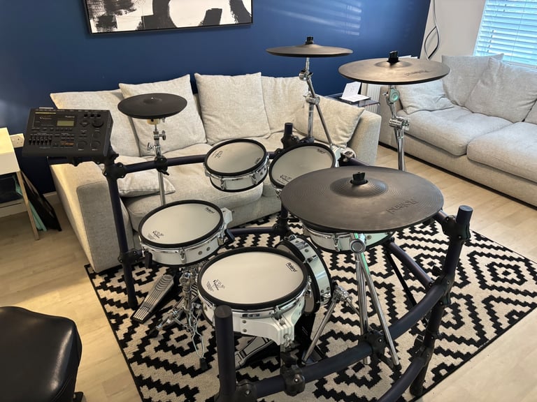 6 piece Electric Roland Drum kit plus hardware