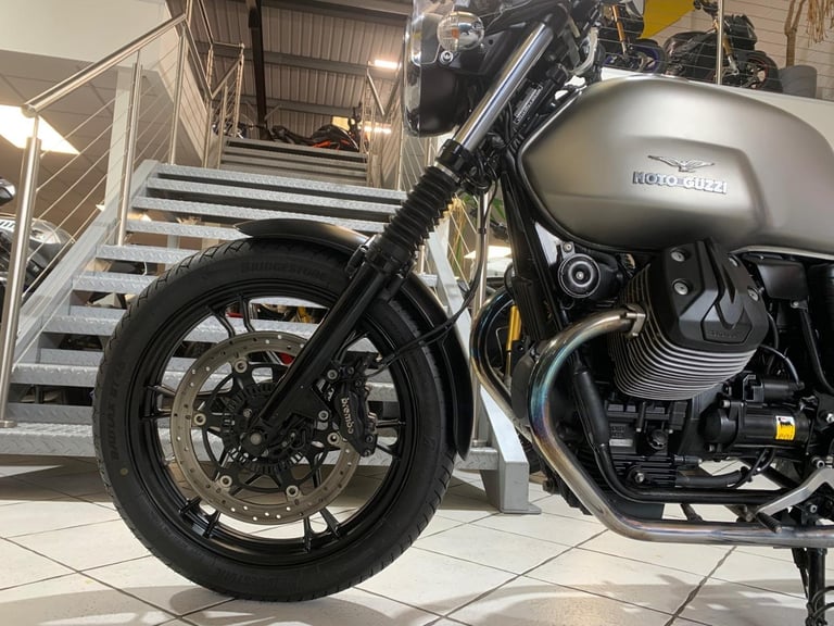 Moto Guzzi V7 Stone 2016