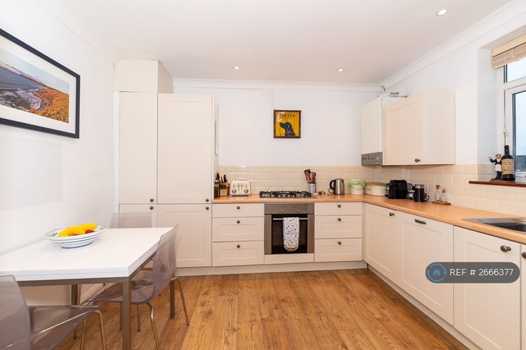 2 bedroom flat in Streatham Common, London, SW16 (2 bed) (#2666377)