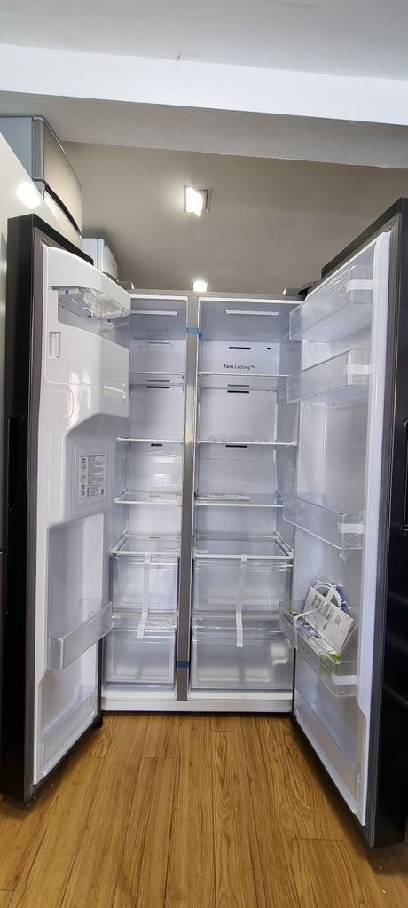 Ex display Fridge freezer Samsung American style with water dispenser and ice maker 