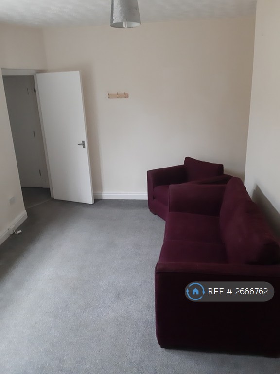 1 bedroom flat in Belgrave Square, Darwen, BB3 (1 bed) (#2666762)