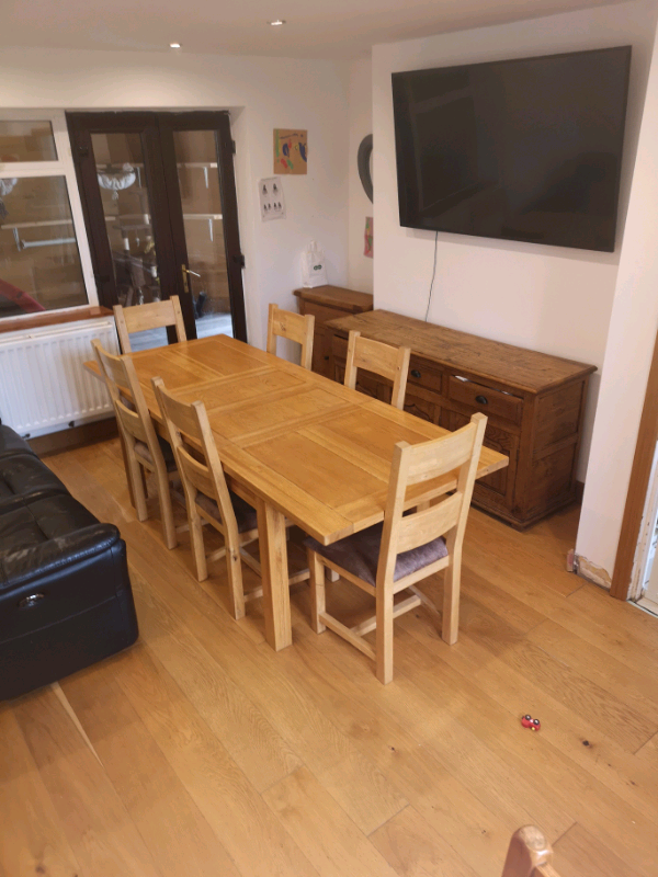 Extending oak dining table and 6 chairs 