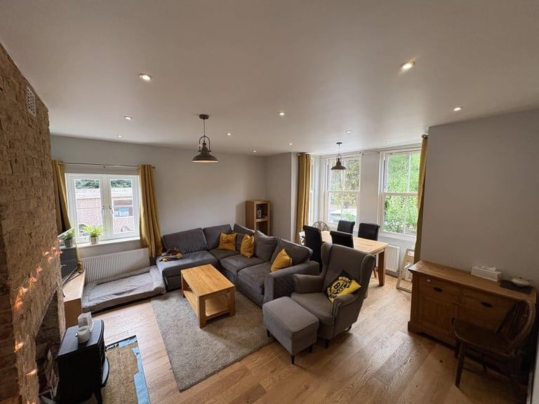 Good sized double room to let to female professional in Farnham