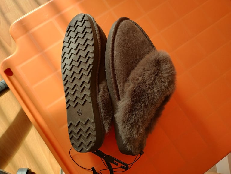 Grey faux fur lined women's slippers. Size 5  - 6. Brand new