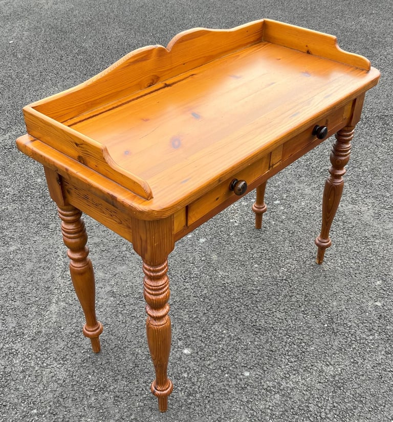A QUALTY OREGON SOLID PINE CONSOLE TABLE