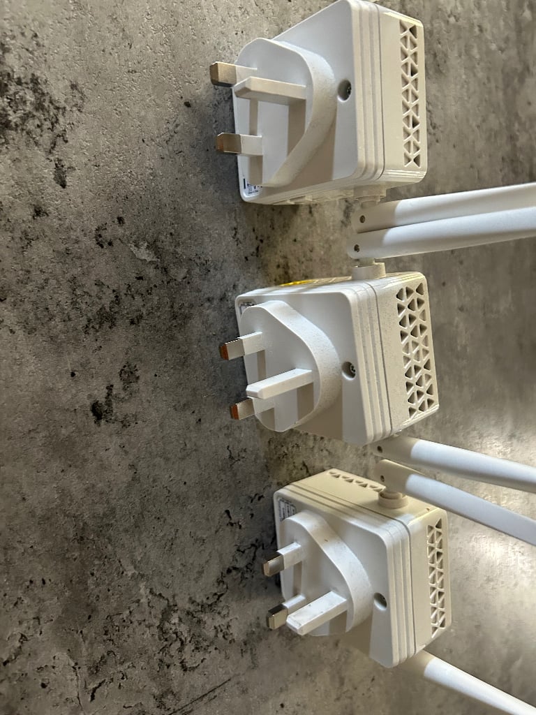 4x Netgear WiFi boosters