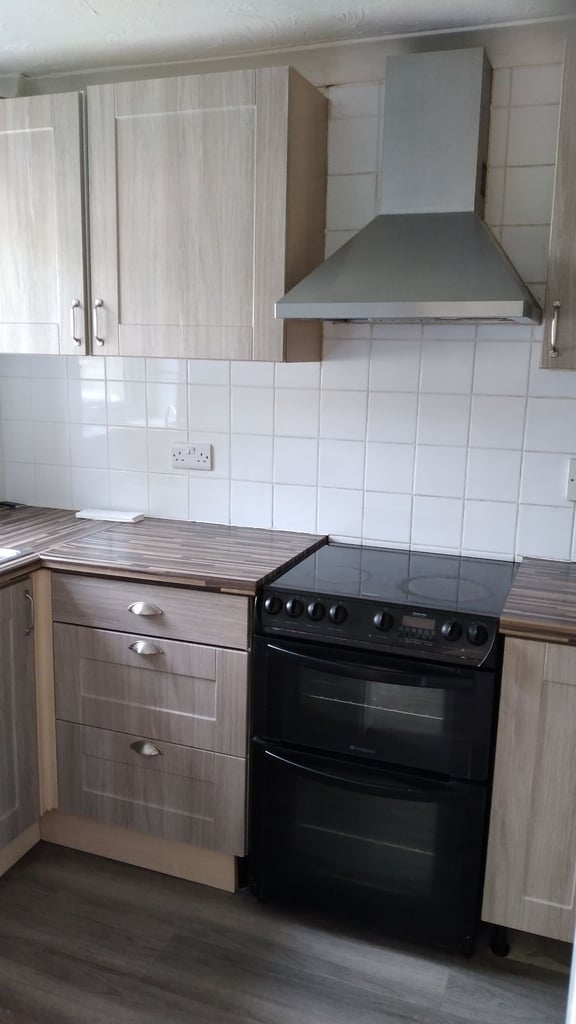 2 bed house for rent, close to centre & Rg12 9RT