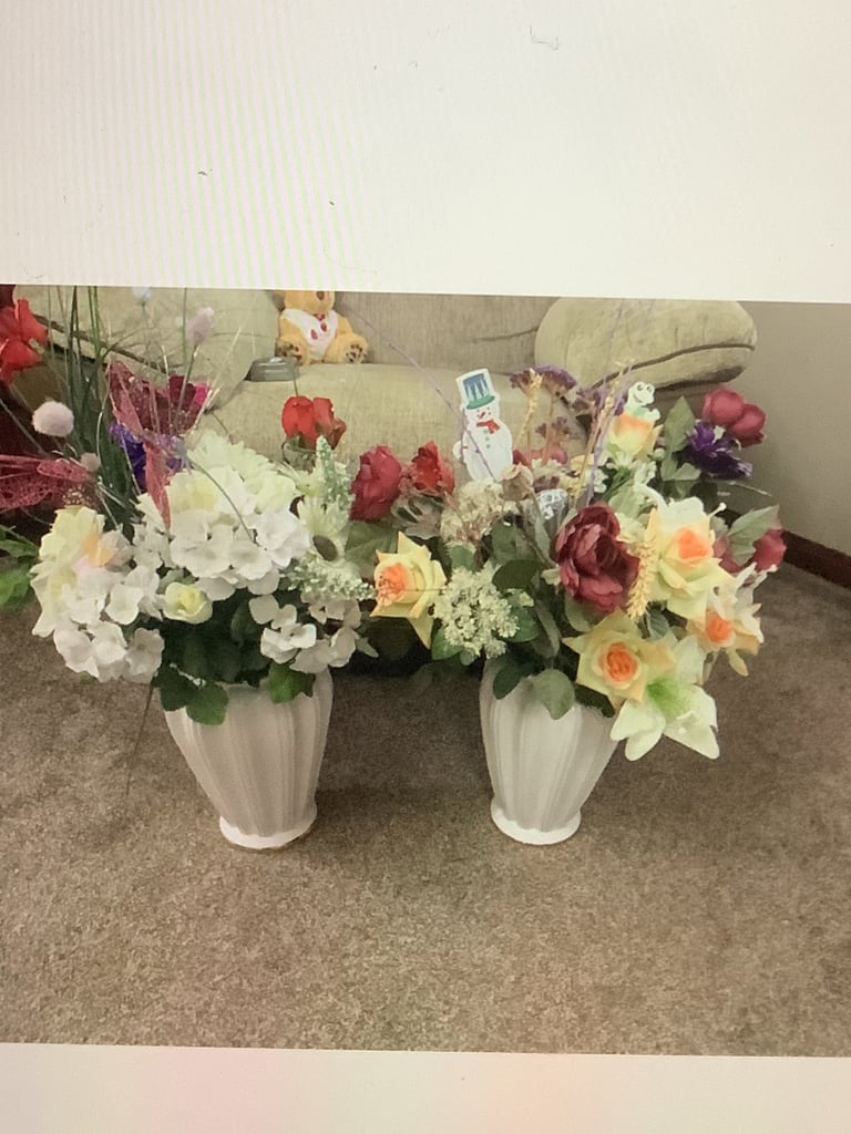 2 lovely vases with artificial plants 