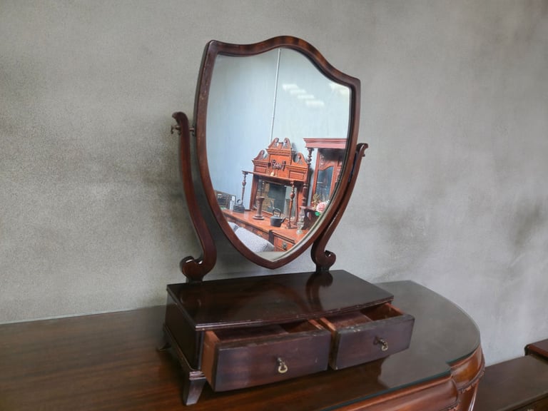 An early 20th century mahogany dressing table or toilet mirror