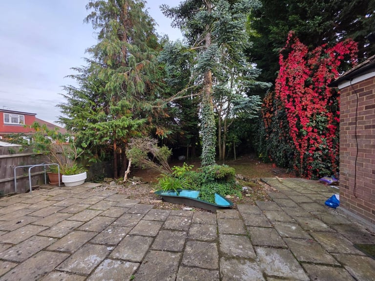 DOUBLE ROOM+ PRIVATE EN-SUITE SHOWER ROOM AVAILABLE - 7 Minutes walk to the BARNET HOSPITAL 