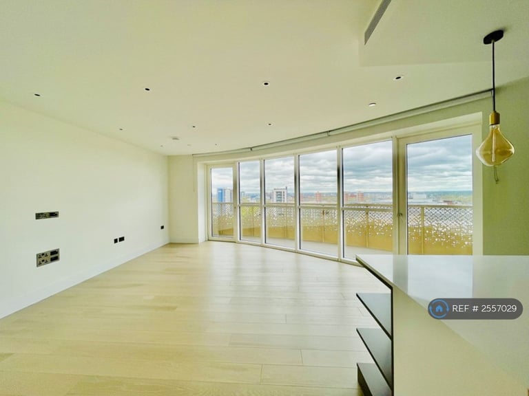 2 bedroom flat in Cascade Way, London, W12 (2 bed) (#2557029)