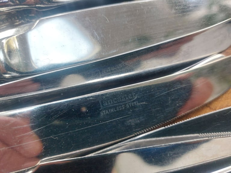 80x Lancaster stainless steel dinner knives. Bead pattern. Restaurants/Hospitality/Catering. 