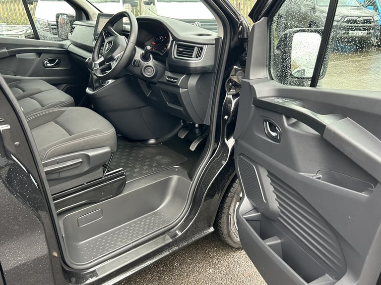 RENAULT TRAFIC 2.0 LL30 Blue dCi 170 Auto EDC Extra Sport Crew Cab Van 6 Seater