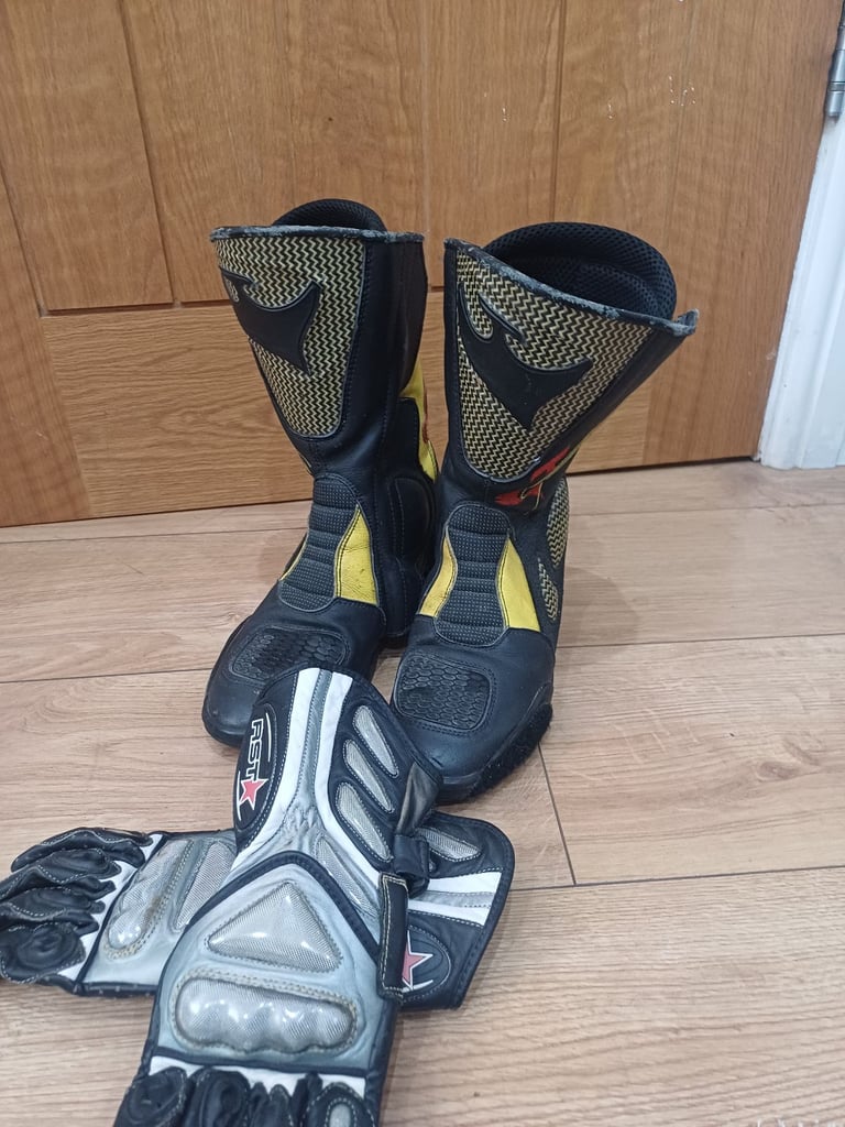 Motorbike boots and gloves 