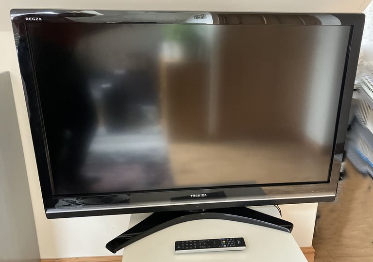 Toshiba 42 inch LCD TV + Xbox 360 bundle (console+controller+games+cables+TV+remote)