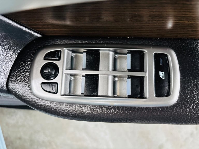 2013 Jaguar XF 3.0d V6 Luxury 4dr Auto [Start Stop] SALOON DIESEL Automatic