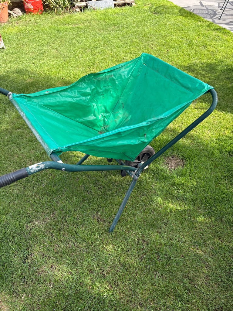 Folding wheelbarrow 