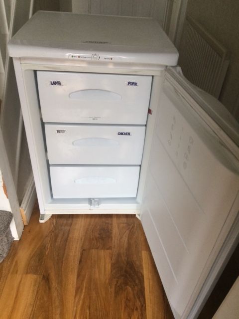 image for HOTPOINT ICE DIAMOND UNDER-COUNTER FREEZER IN GOOD WORKING CONDITION