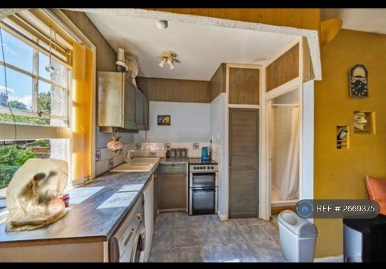 Studio flat in York Road, Guildford, GU1 (#2669375)