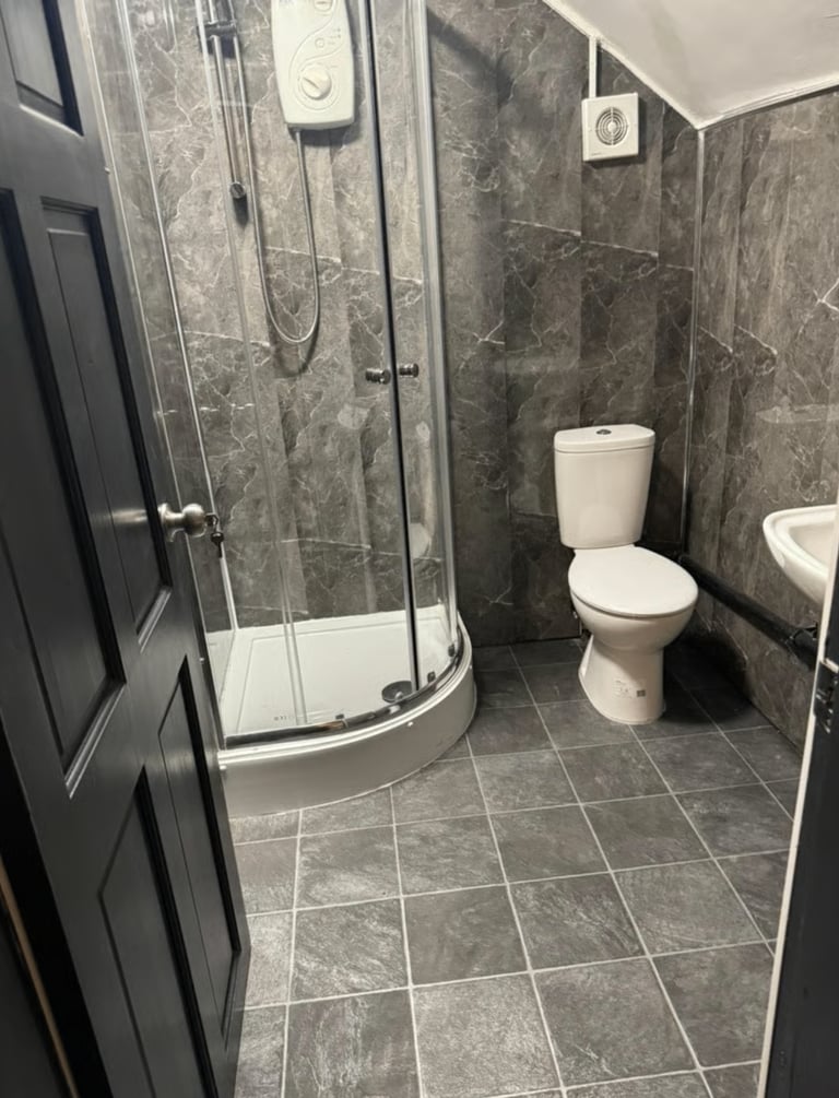 Modern 1-Bedroom Flat | Furnished | Fitted Kitchen | Parking | Burley Street, Leeds - LS3