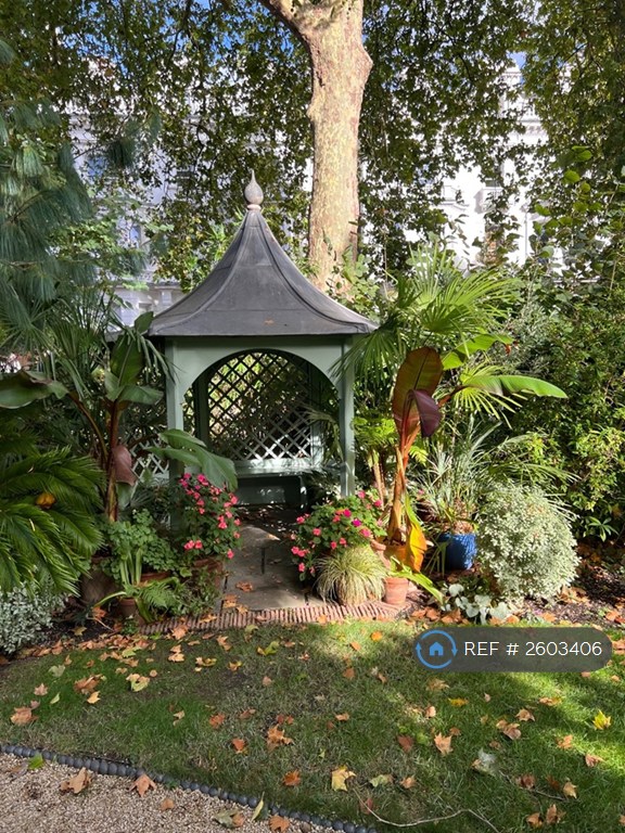 3 bedroom flat in Pembridge Square, London, W2 (3 bed) (#2603406)