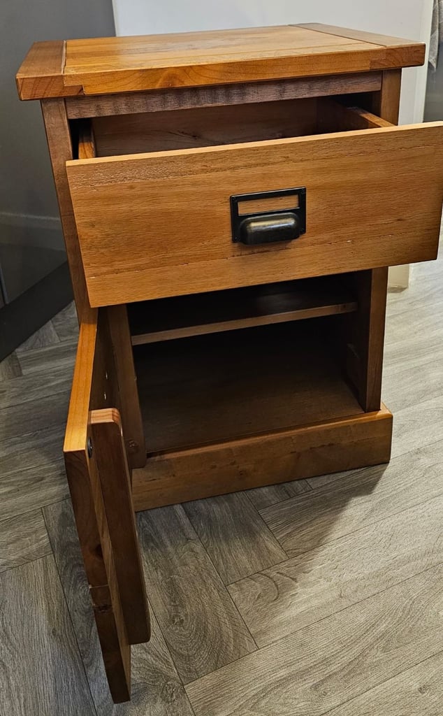 2 x bedside cabinets 