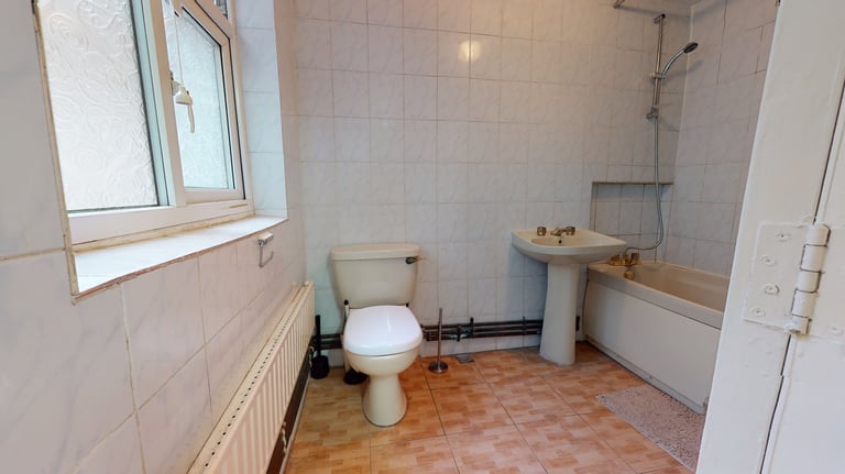 6 bedroom house in Senrab Street, London, E1