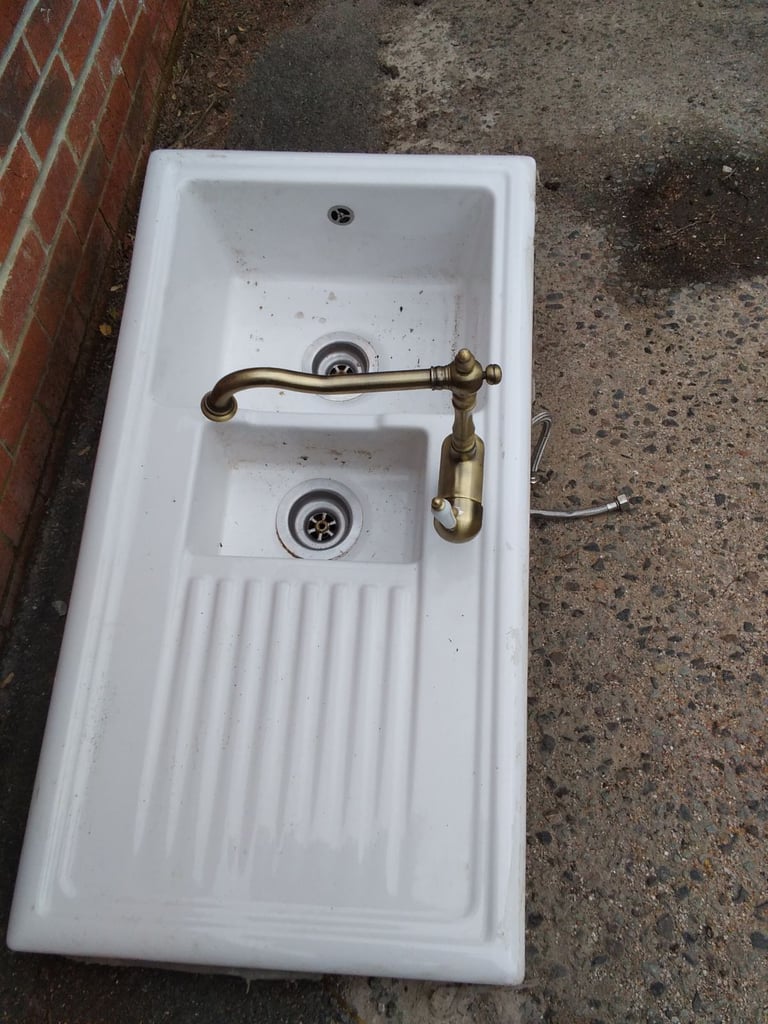 KITCHEN SINK & MIXER TAP - BOWL AND A HALF WHITE PORCELAIN SINK WIT BRASS TAPS