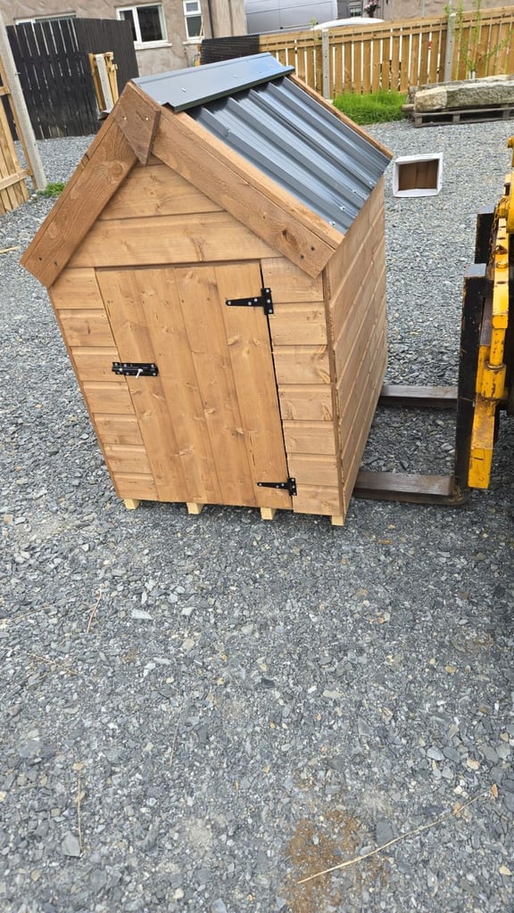 Timber dog kennels with tin roof 