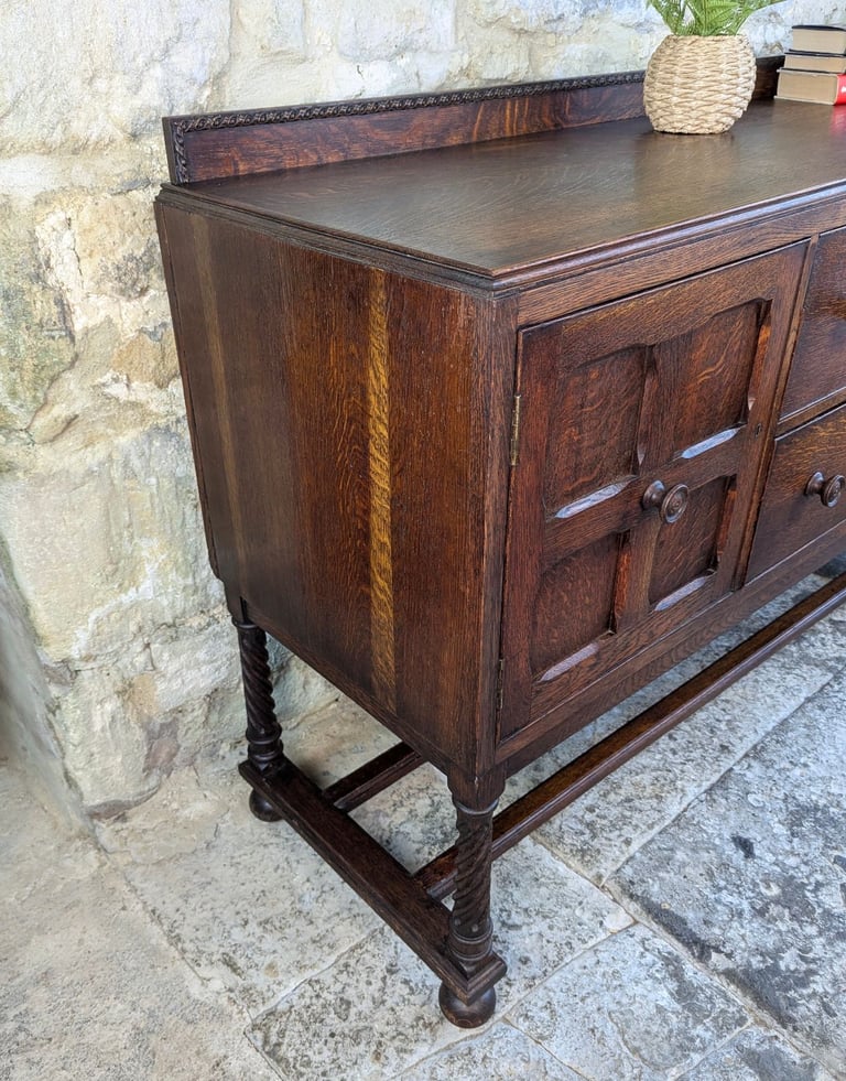 Arts & Crafts Oak Sideboard - Antique - Quarter Sawn Oak